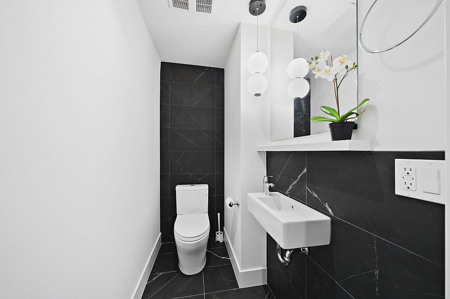 6816 Oak Street Vancouver, BC - 11