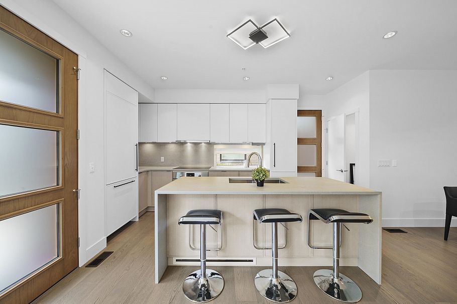 6816 Oak Street Vancouver, BC - 7