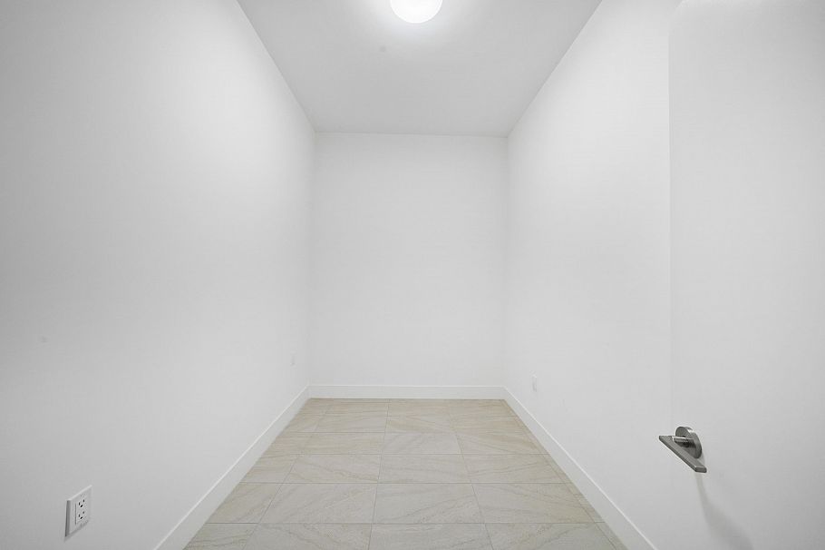 6816 Oak Street Vancouver, BC - 32