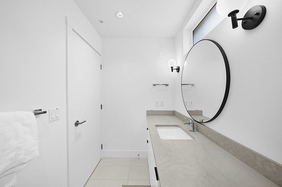 6816 Oak Street Vancouver, BC - 20