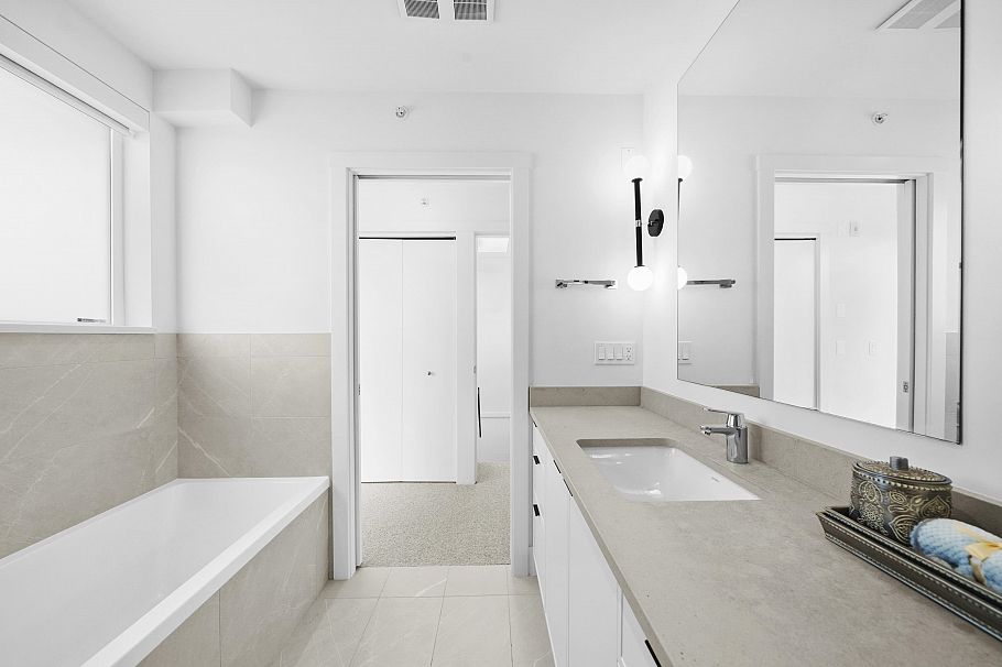 6816 Oak Street Vancouver, BC - 28