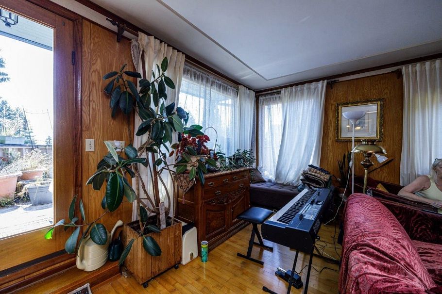 368 E Kings Road North Vancouver, BC - 15