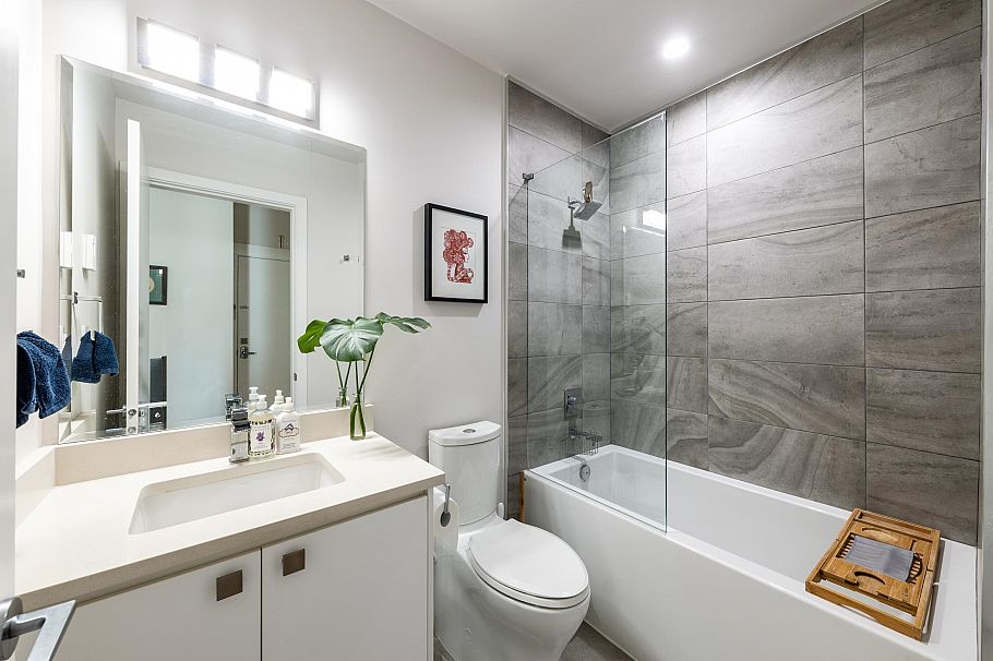 205 1591 Bowser Avenue North Vancouver, BC - 30