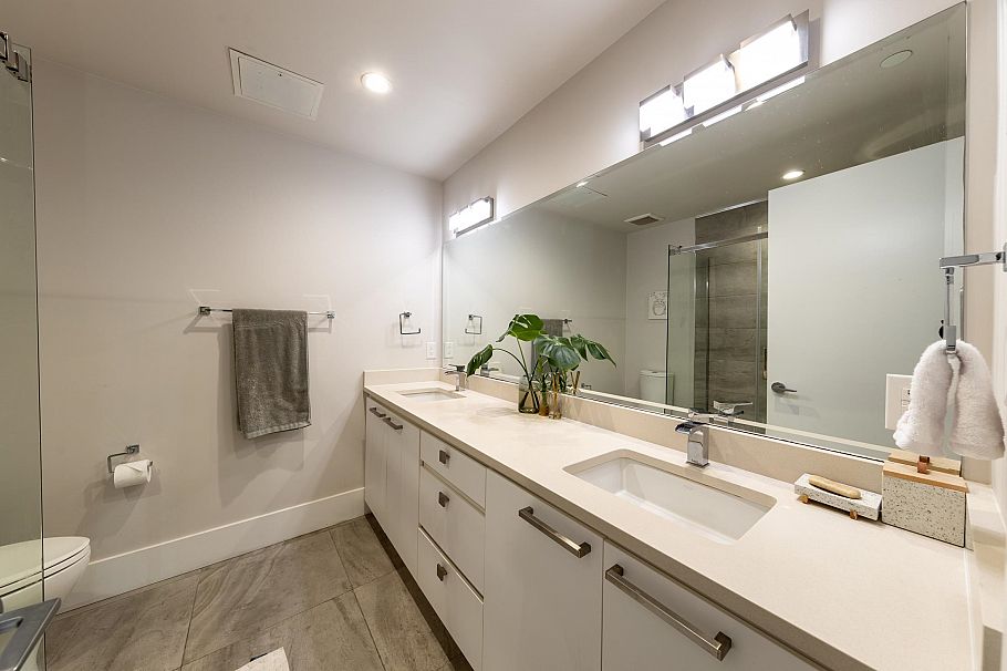 205 1591 Bowser Avenue North Vancouver, BC - 23