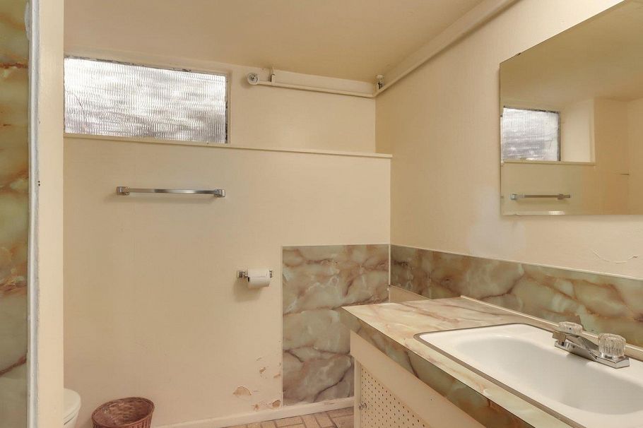 2701 St. Christophers Road North Vancouver, BC - 30