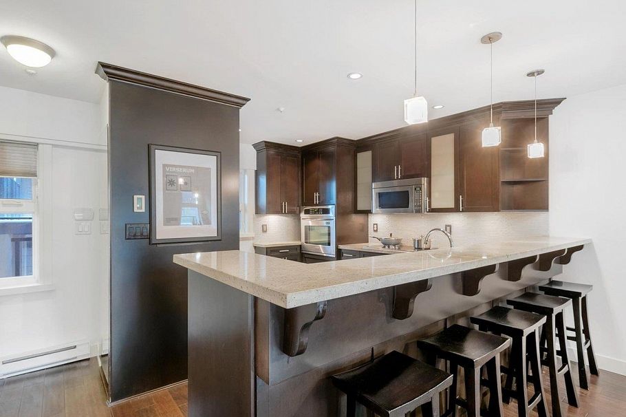 204 3788 W 10th Avenue Vancouver, BC - 3