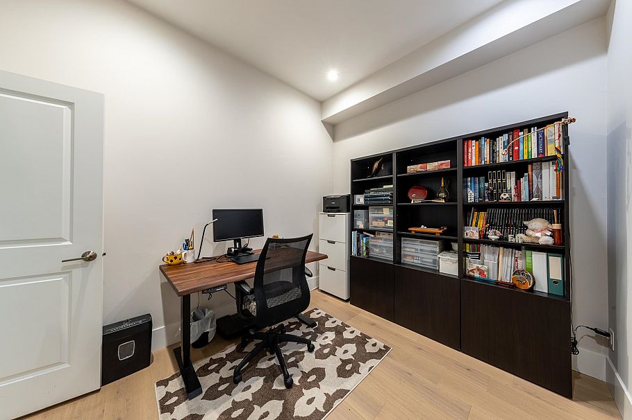 205 1591 Bowser Avenue North Vancouver, BC - 27