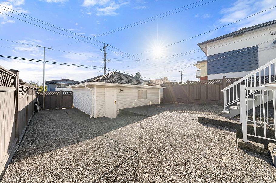 1288 E 59th Avenue Vancouver, BC - 4