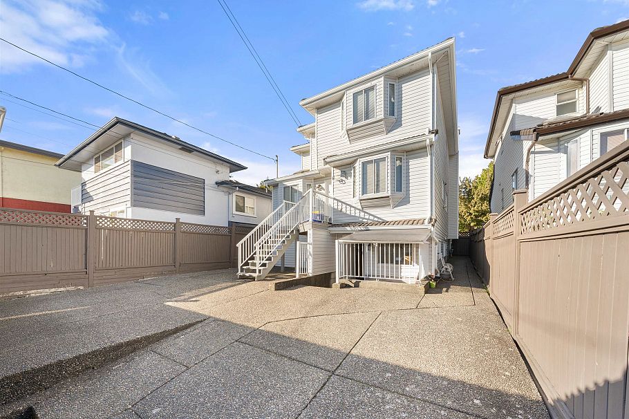 1288 E 59th Avenue Vancouver, BC - 2