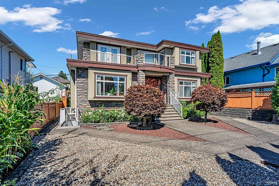 648 E 3rd Street North Vancouver, BC - 2