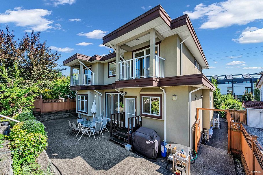 648 E 3rd Street North Vancouver, BC - 38