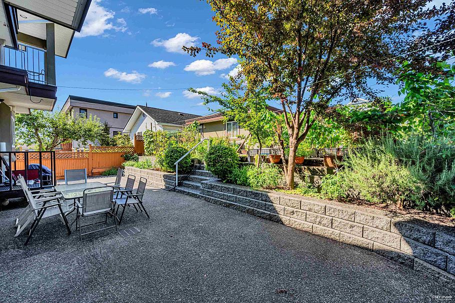 648 E 3rd Street North Vancouver, BC - 33