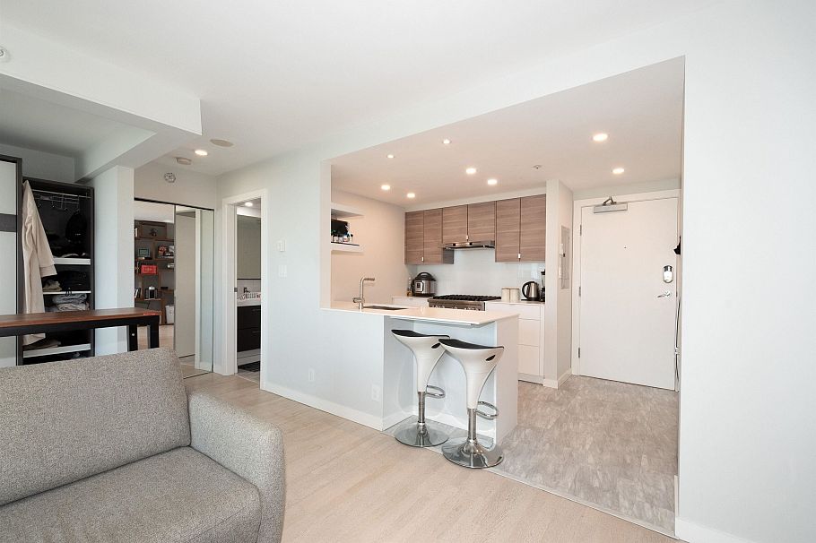 1703 198 Aquarius Mews Vancouver, BC - 4