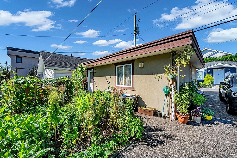 648 E 3rd Street North Vancouver, BC - 40