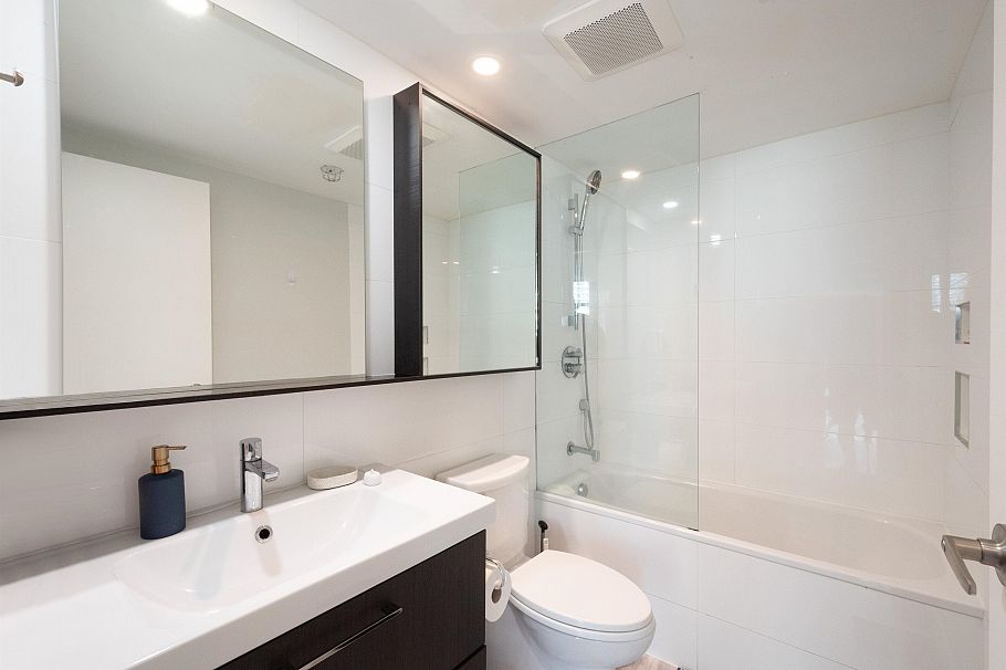 1703 198 Aquarius Mews Vancouver, BC - 21