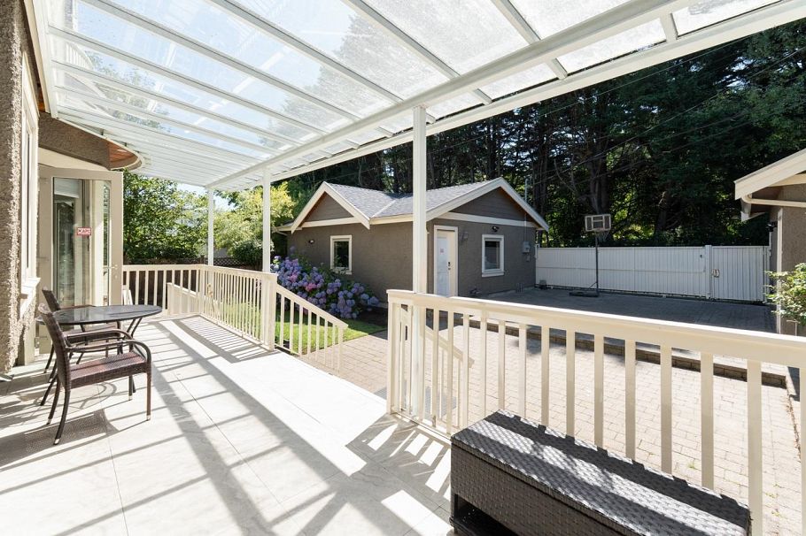 1030 W 33rd Avenue Vancouver, BC - 33