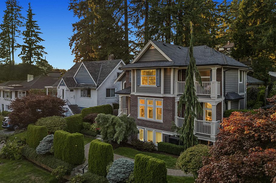452 Tempe Crescent North Vancouver, BC - 1