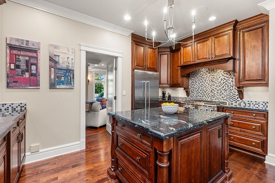 452 Tempe Crescent North Vancouver, BC - 10