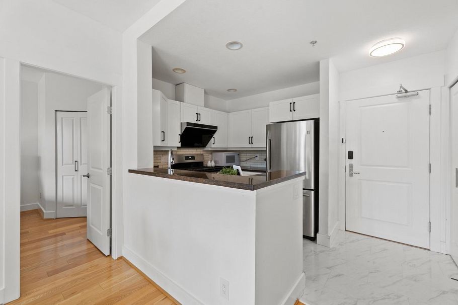 320 6328 Larkin Drive Vancouver, BC - 5