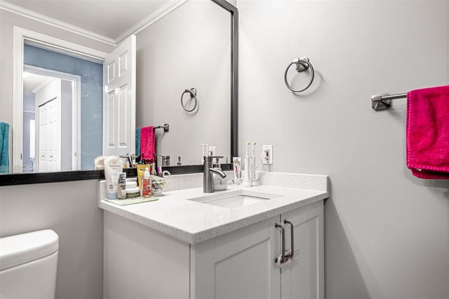 P02 223 Mountain Highway North Vancouver, BC - 13