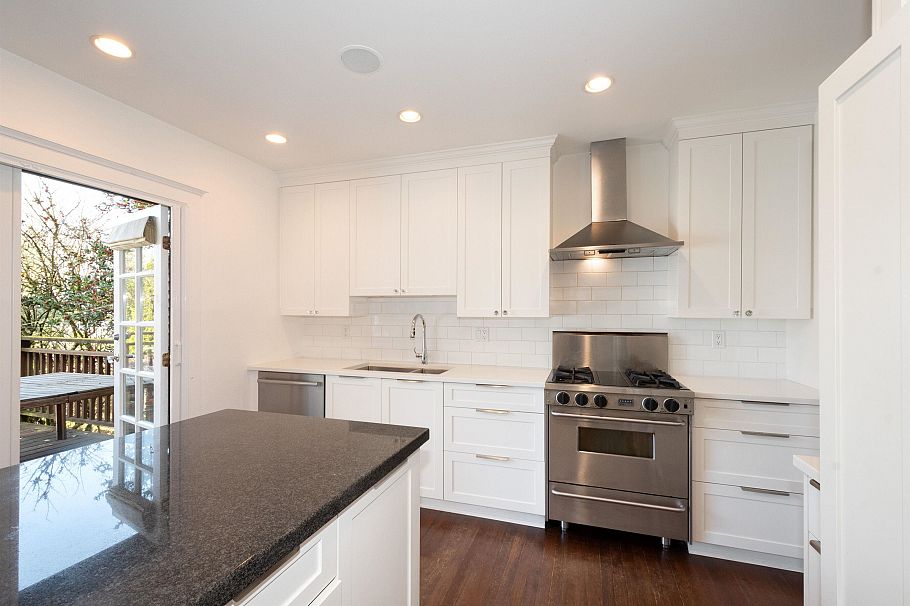 3533 W 20th Avenue Vancouver, BC - 9