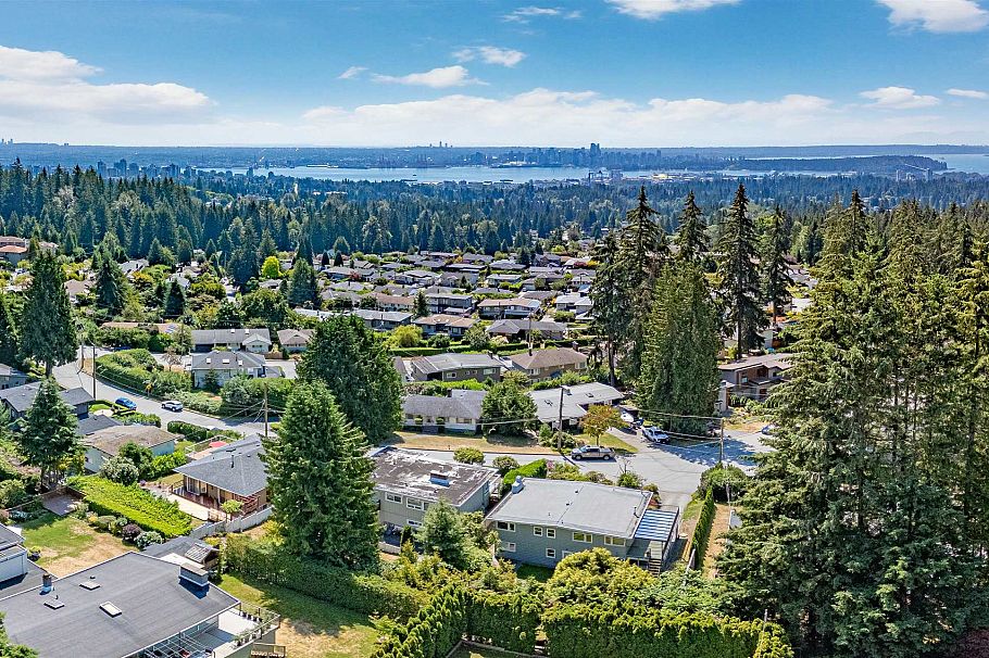 472 Crestwood Avenue North Vancouver, BC - 2