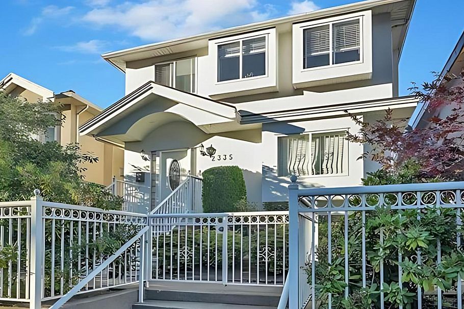 2335 Kingsway Vancouver, BC - 1