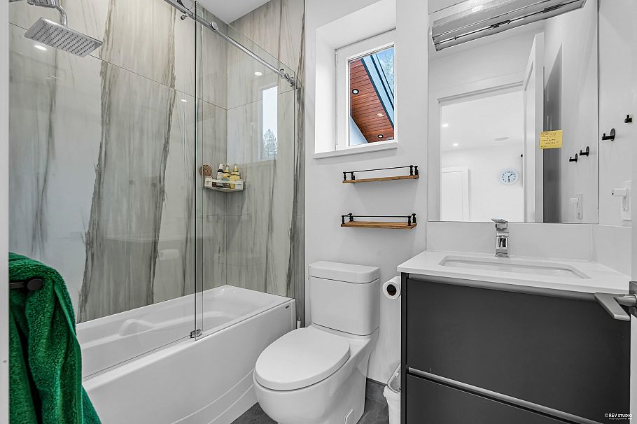 1075 Belvedere Drive North Vancouver, BC - 27