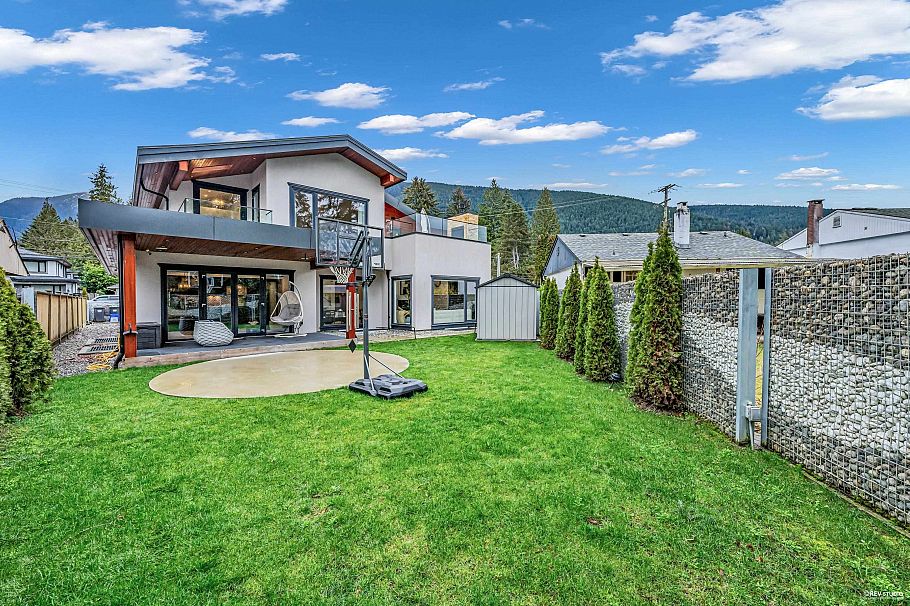 1075 Belvedere Drive North Vancouver, BC - 31