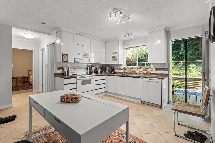 1422 Kilmer Road North Vancouver, BC - 27