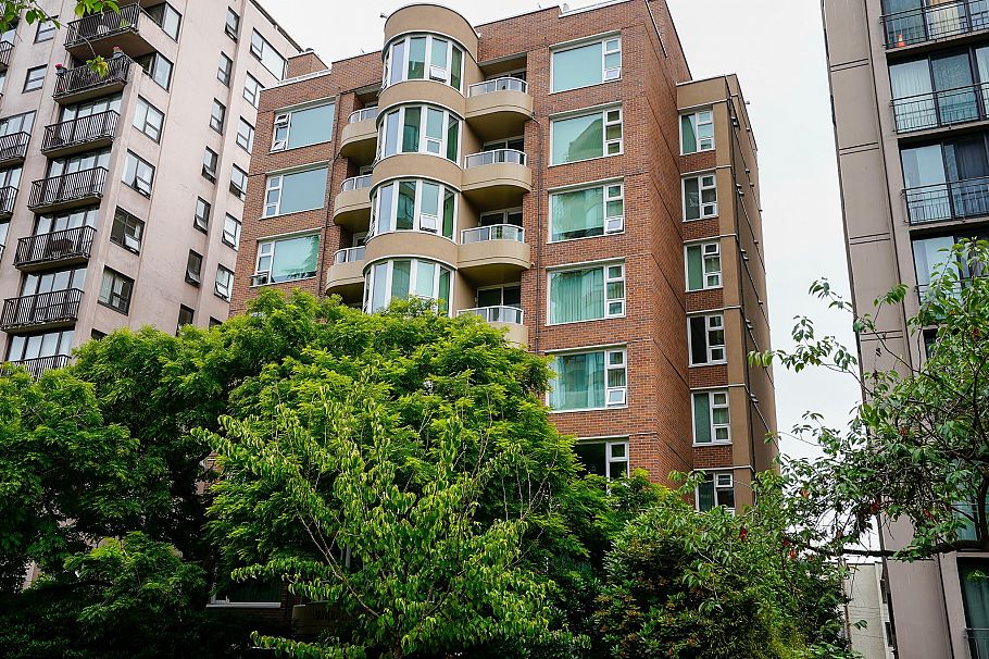 101 1845 Robson Street Vancouver, BC - 1