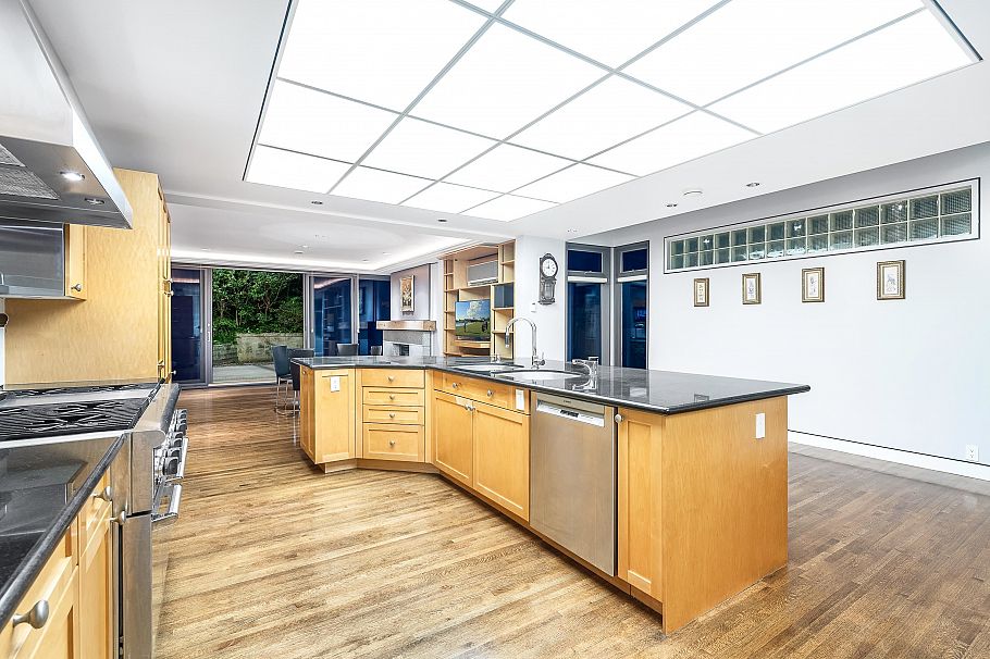 687 Beachview Drive North Vancouver, BC - 14