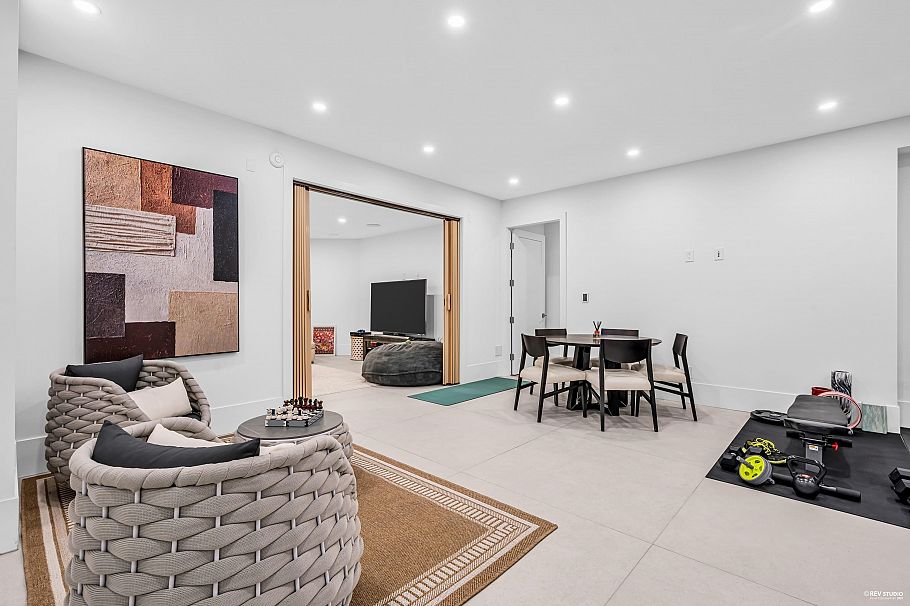 1075 Belvedere Drive North Vancouver, BC - 34