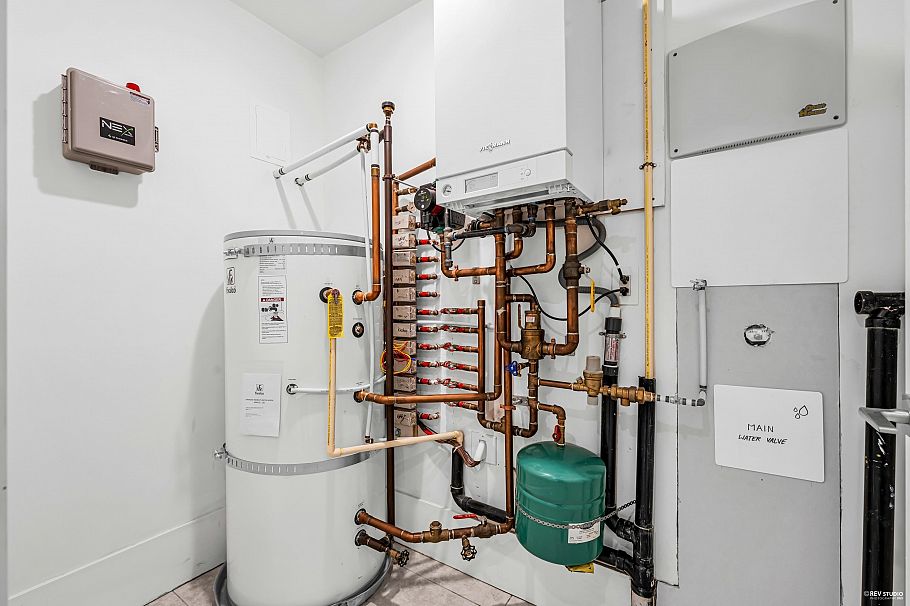 1075 Belvedere Drive North Vancouver, BC - 35