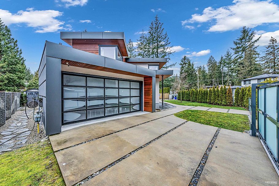 1075 Belvedere Drive North Vancouver, BC - 3