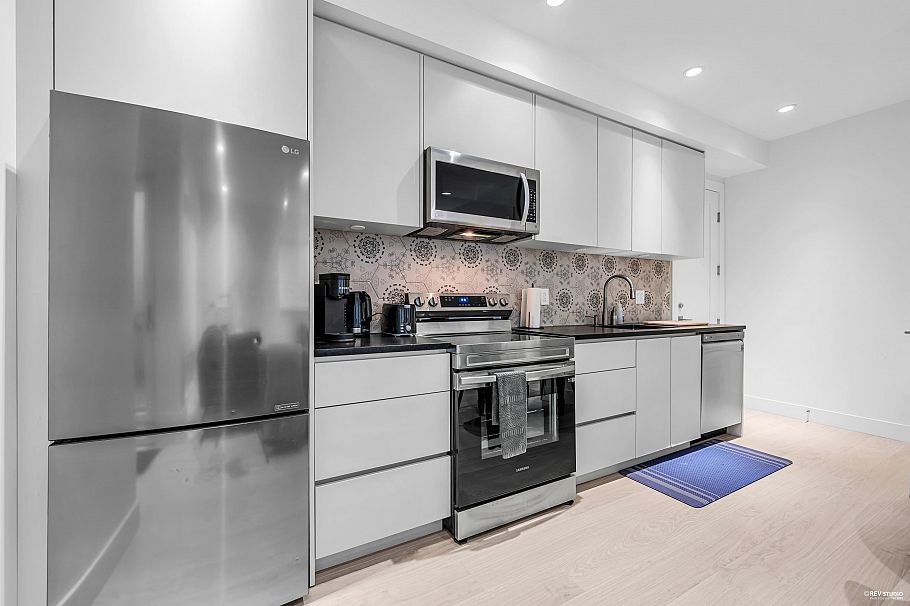 1075 Belvedere Drive North Vancouver, BC - 40