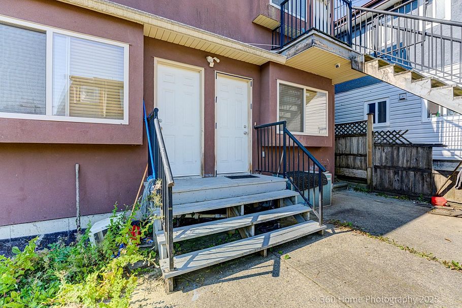 3345 Monmouth Avenue Vancouver, BC - 4