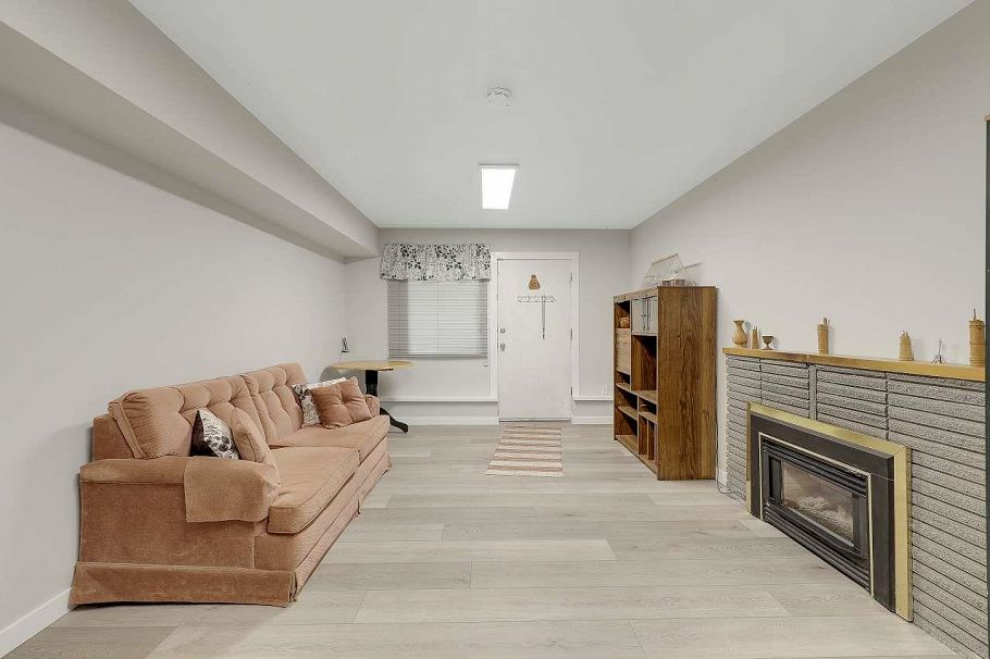 203 E 26th Street North Vancouver, BC - 26