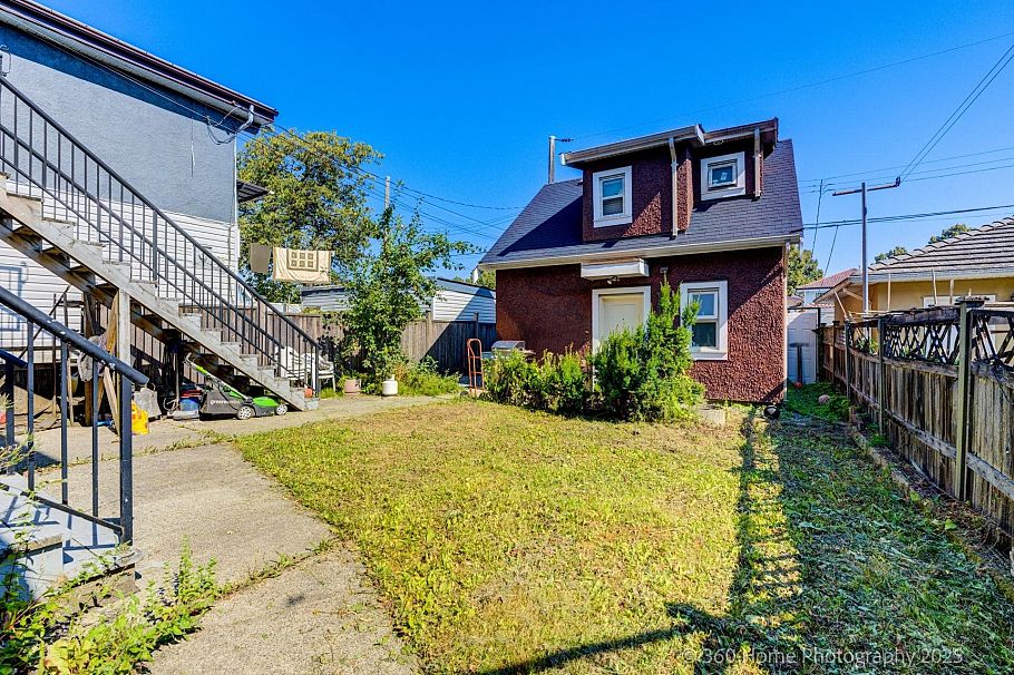 3345 Monmouth Avenue Vancouver, BC - 2