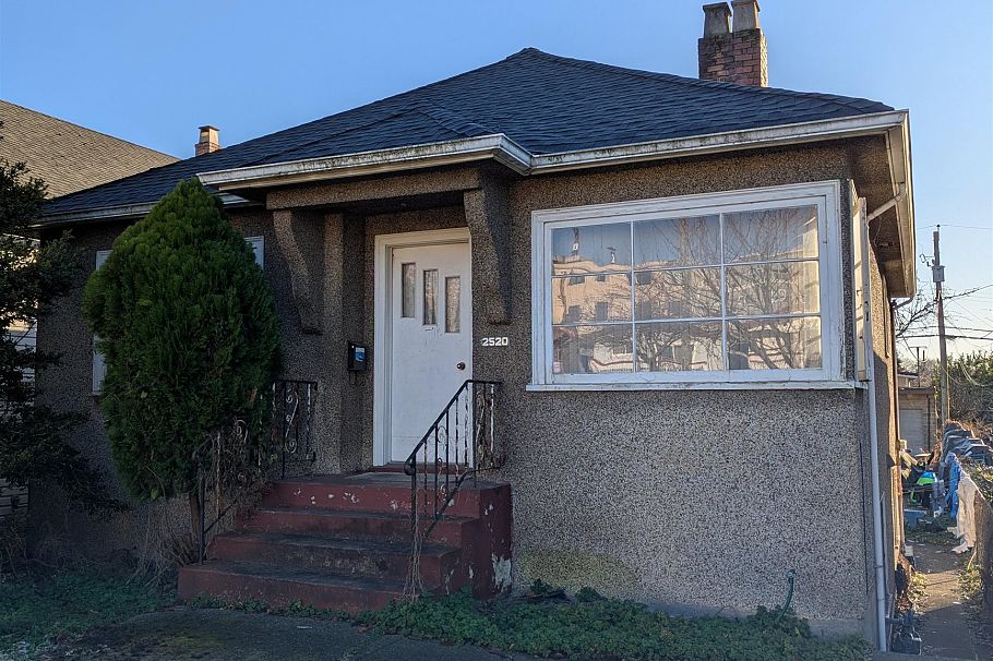 2520 E Pender Street Vancouver, BC - 1