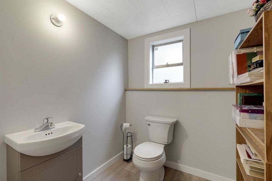 203 E 26th Street North Vancouver, BC - 24