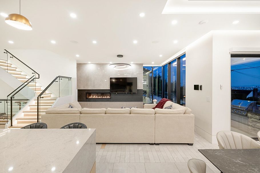 392 Ventura Crescent North Vancouver, BC - 3