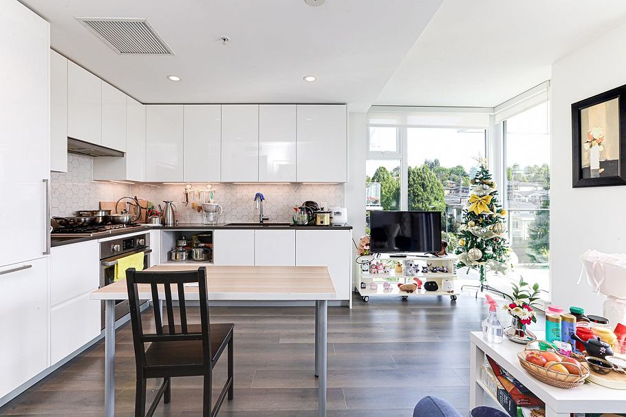 403 8181 Chester Street Vancouver, BC - 5