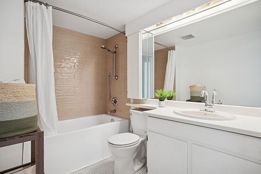 206 1740 Comox Street Vancouver, BC - 15