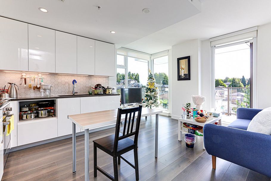 403 8181 Chester Street Vancouver, BC - 3