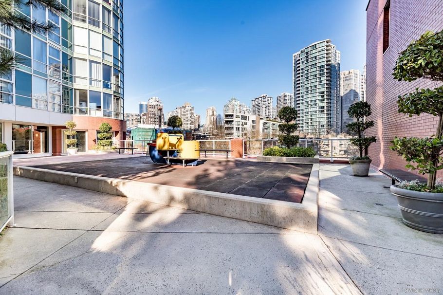 2608 198 Aquarius Mews Vancouver, BC - 25