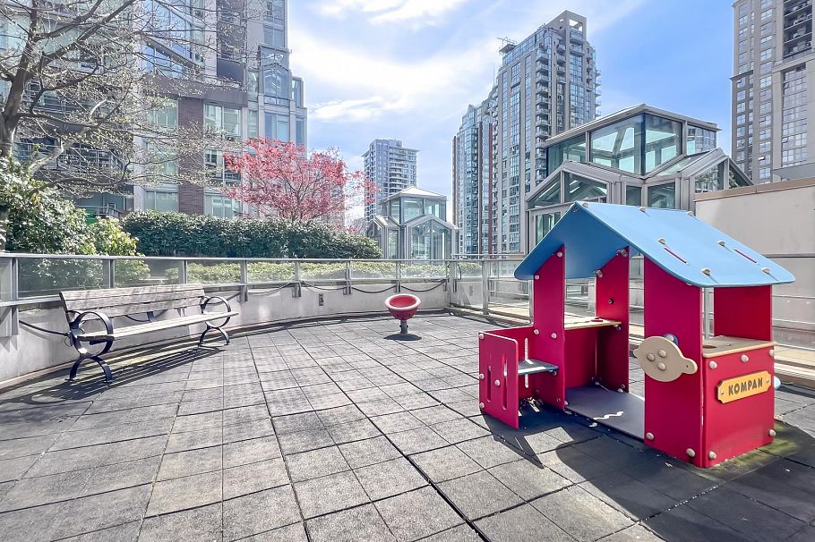 2004 565 Smithe Street Vancouver, BC - 32