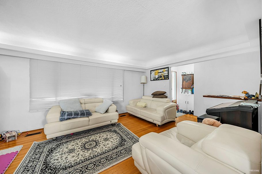 2975 E 41st Avenue Vancouver, BC - 4