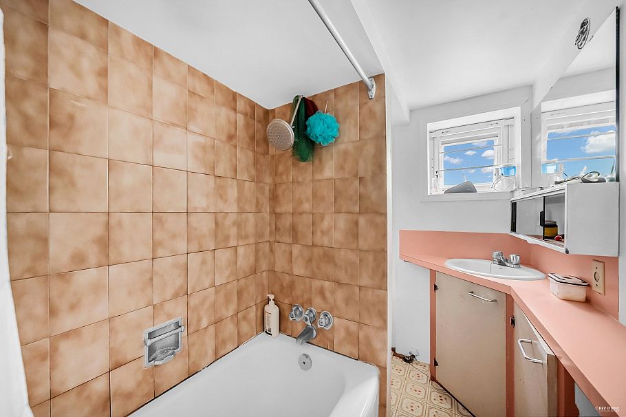 2975 E 41st Avenue Vancouver, BC - 17