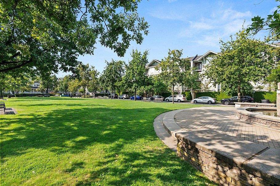 417 7089 Mont Royal Square Vancouver, BC - 1